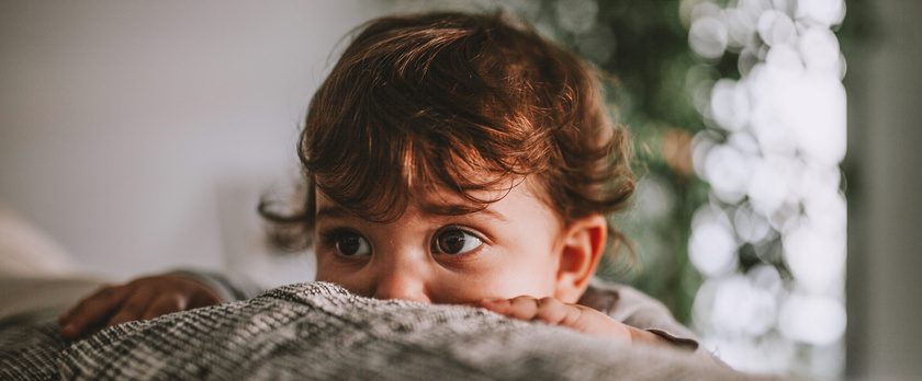 Humana Baby spielt Verstecken