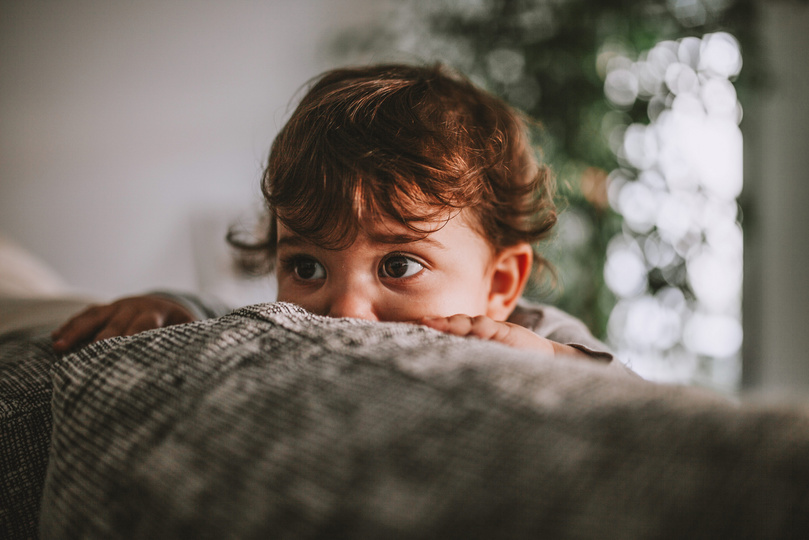 Humana Baby spielt Verstecken