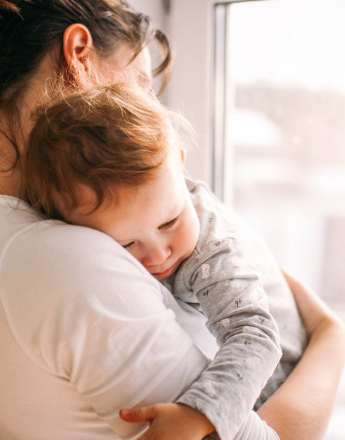 Alete bewusst Baby schläft in Mamas Armen